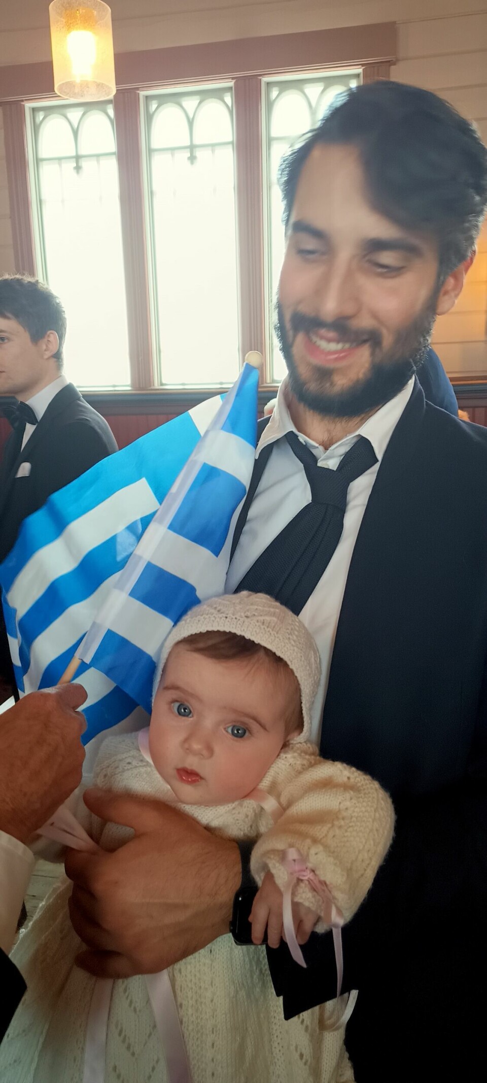 dåpsbarn med gresk flagg
