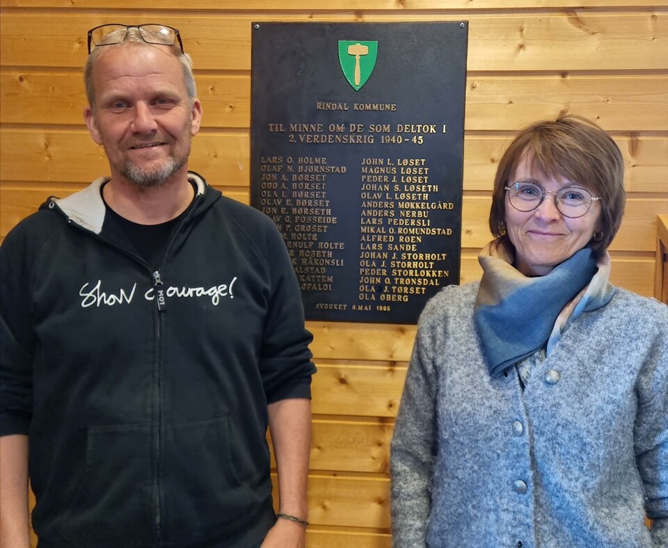 Kulturleder Morten Møller og ordfører Mildrid Kattem Aune inviterer til veterantreff 8. mai. En man og ei dame foran ei minnetavle over falne i 2. verdenskrig.