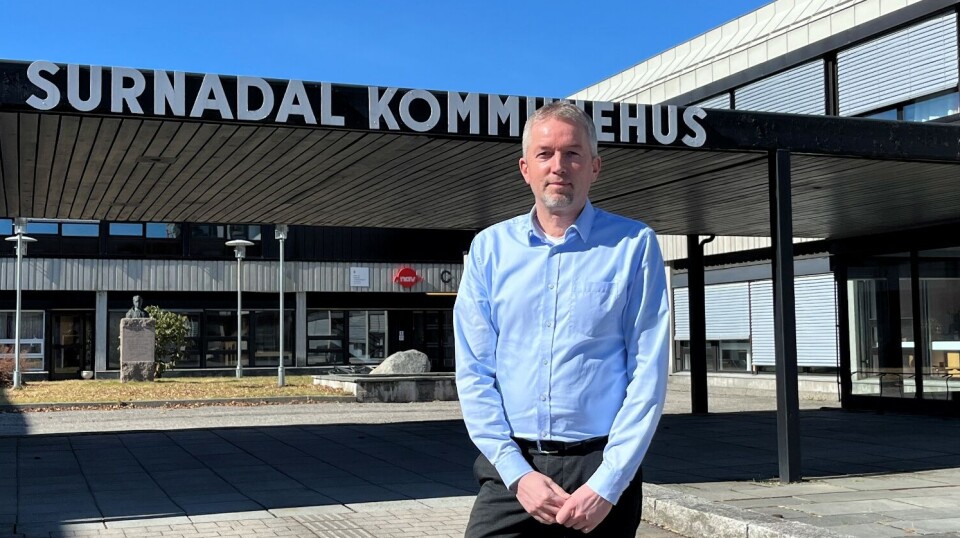 Lars Inge Kvande En mann som står foran inngangen til et kontorbygg