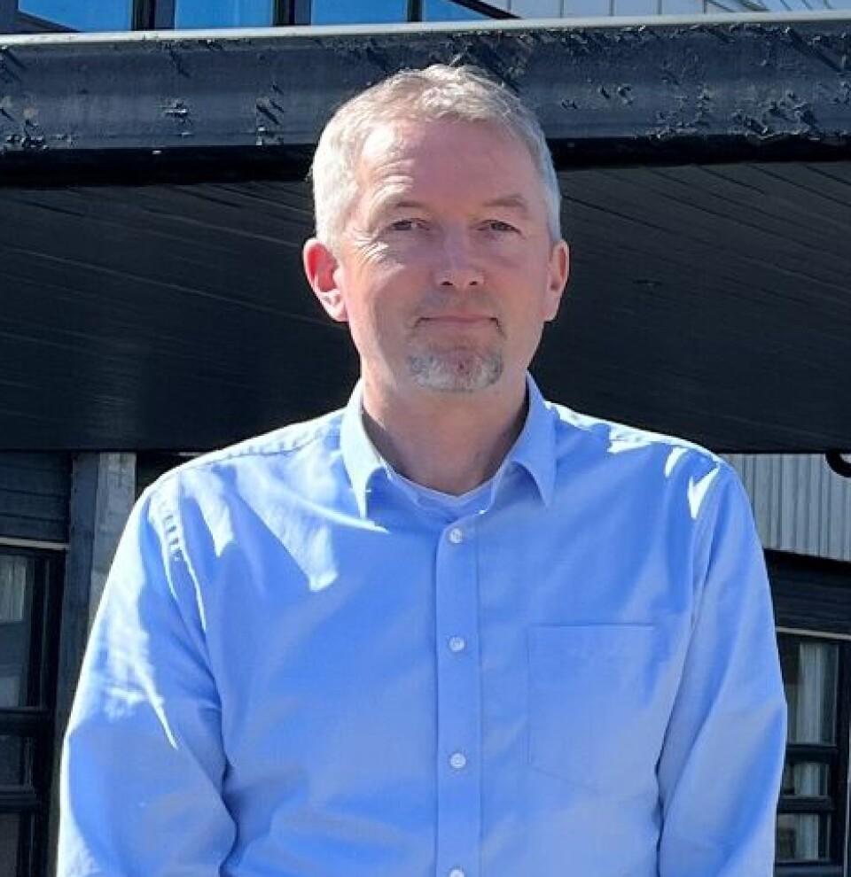 Lars Inge Kvande En mann som står foran inngangen til et kontorbygg