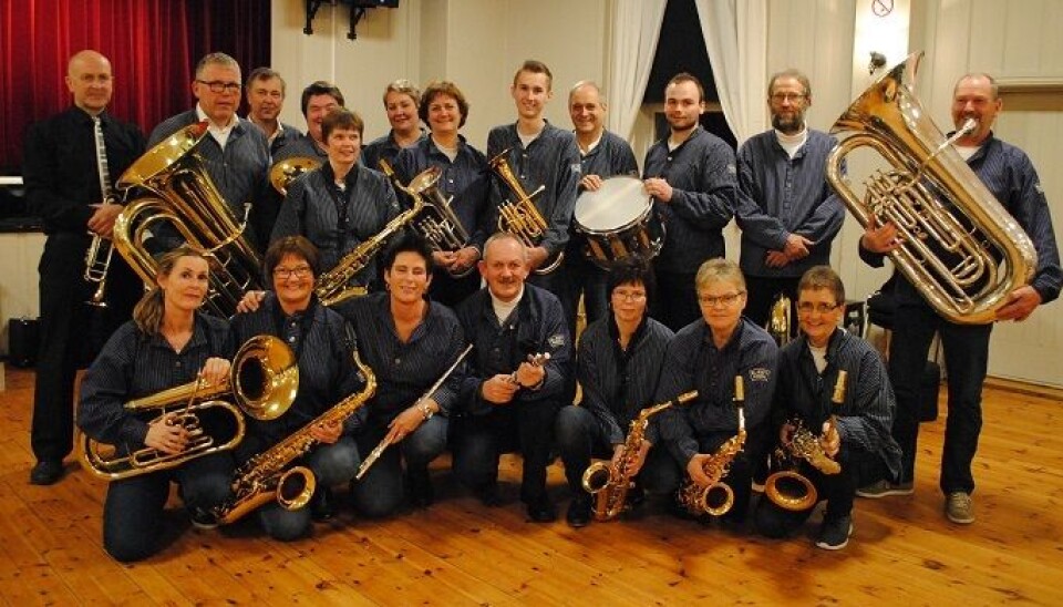 Musikkorpset Blæst´n Musikkorps i blå busseruller og instrumenter