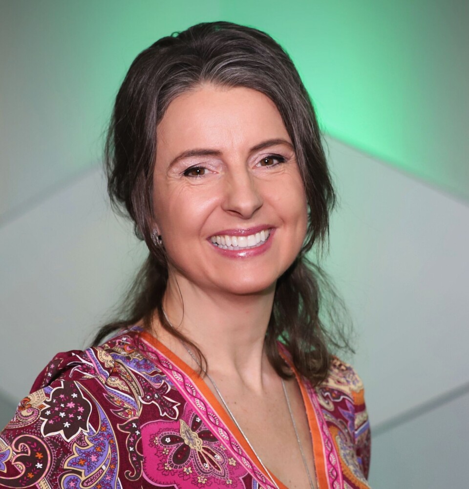 Jenny Klinge Portrettfoto av ei smilande dame.