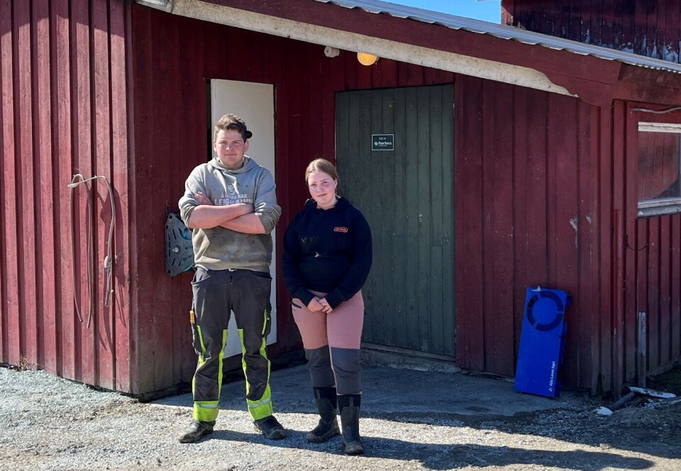 Anders og Emma er sinte og skuffet over at noen fortsatt kan finne på å kaste metallbokser ut bilvinduet. En ung mann og ei ung dame som står foran ei fjøsdør.