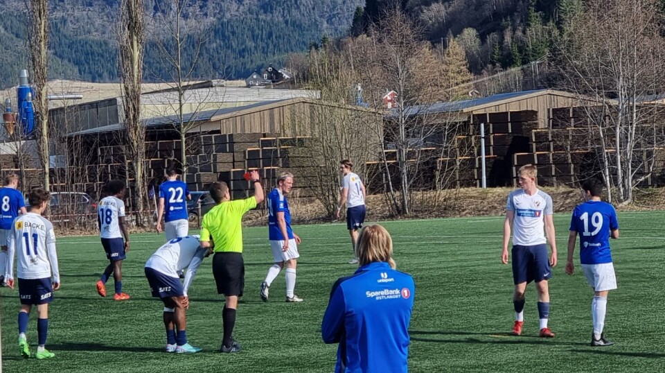 Rødt kort til Haakon Ludvigsen fra Stabæk 2. En spiller får rødt kort