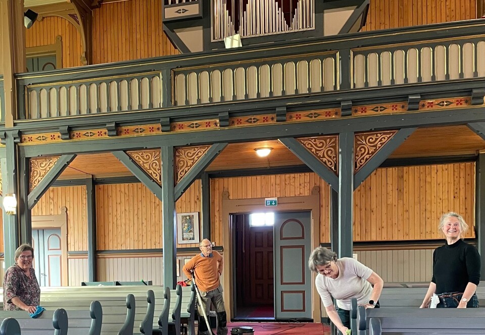 Mange i arbeid; Anne Ma, Bjarne, Gunn Tove og Oddveig. Tre damer og en mann som vasker kirkebenker.