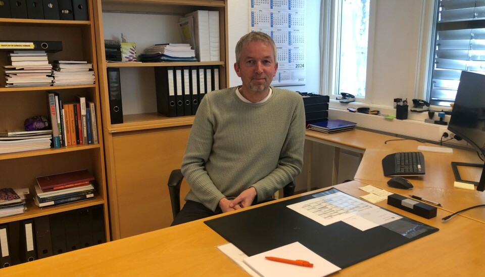 Kommunedirektør Lars Inge Kvande. En mann sitter bak en pult