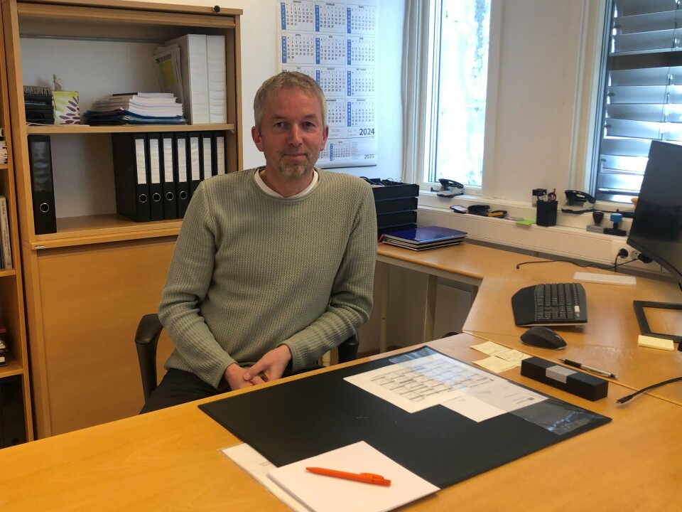 Lars Inge Kvande En mann sitter bak en pult