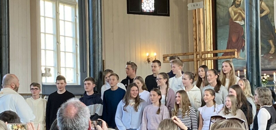 Fin stund i Øye kyrkje Flere ungdommer og en prest i koret i ei kirke.