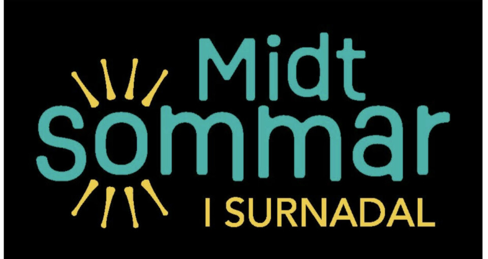 Logo med vart bakgrunn. I blå skrift 'Midt Sommar' med solstråler rundt O. Under i gul. mindre skrift:'I Surnadal'