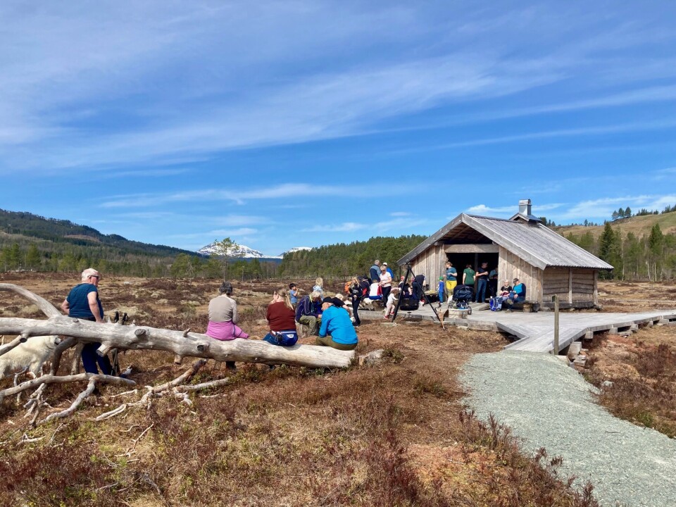 Mange hadde funnet veien til Kavlvegen 1. mai. Termometeret viste hele 19 grader! Mange folk ved kvilebua