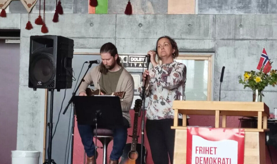 Linda og Frank Botten sang på sin egen bryllupsdag i Surnadal kulturhus 1.mai 2022. En mann som spiller gitar og ei dame som synger.