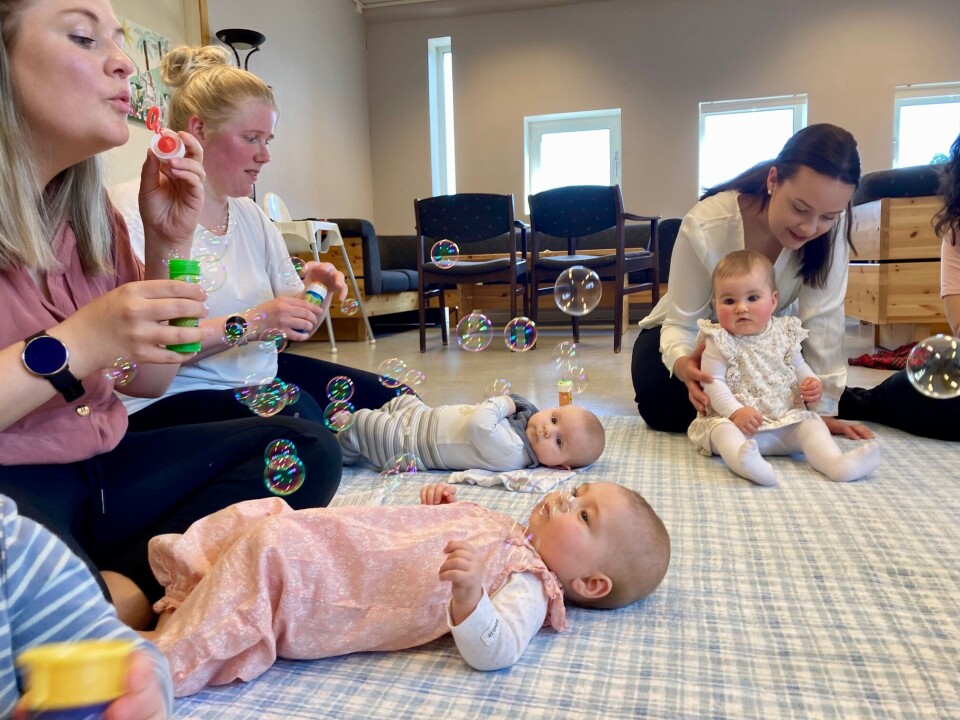 Ellinor, 'Lillebror' og Nora synes det er spennende å se på bobler. Babyer og bobler
