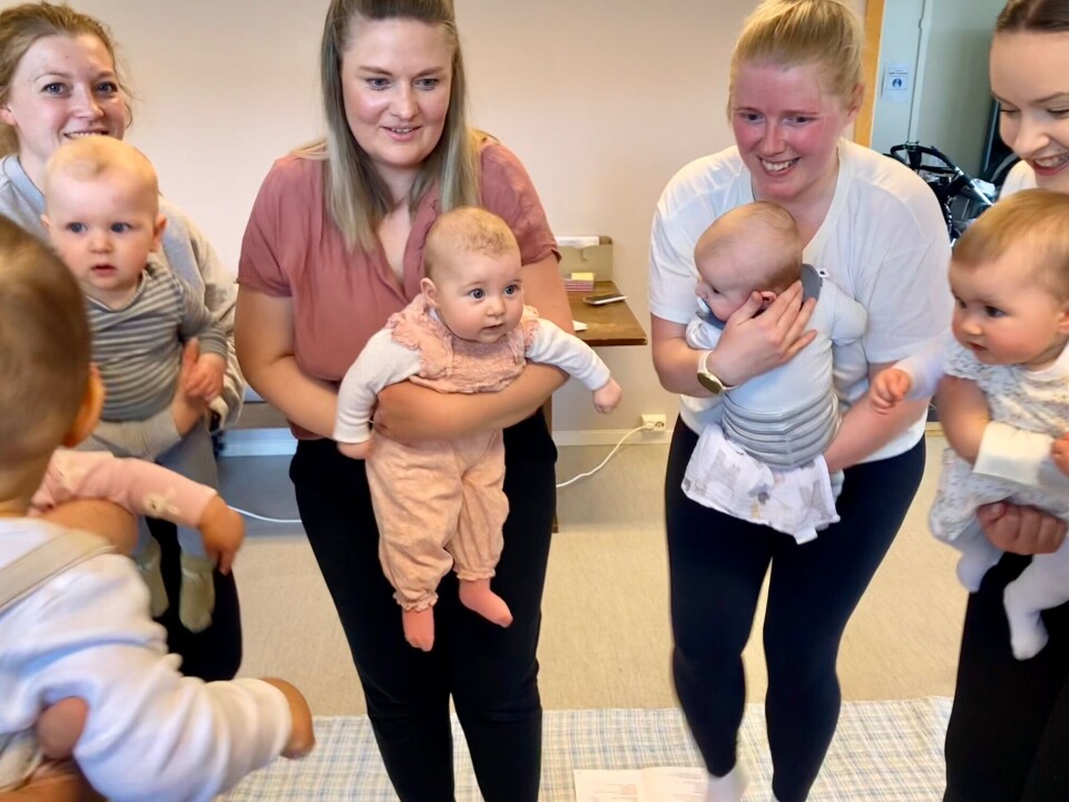 Mødre og barn i aksjon. Danse med babyer