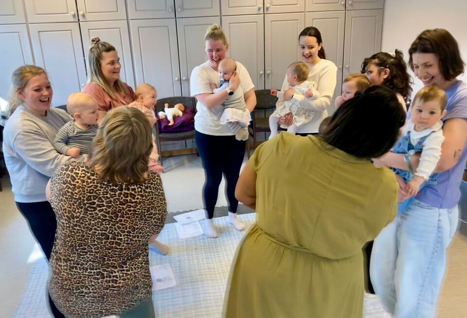 Babyene begynner å sprelle med bein og armer så snart sangen 'Kom og la oss synge' starter. Her skal man stå i ring og la babyene hilse på hverandre. Mødre holder babyene i ring og synger.