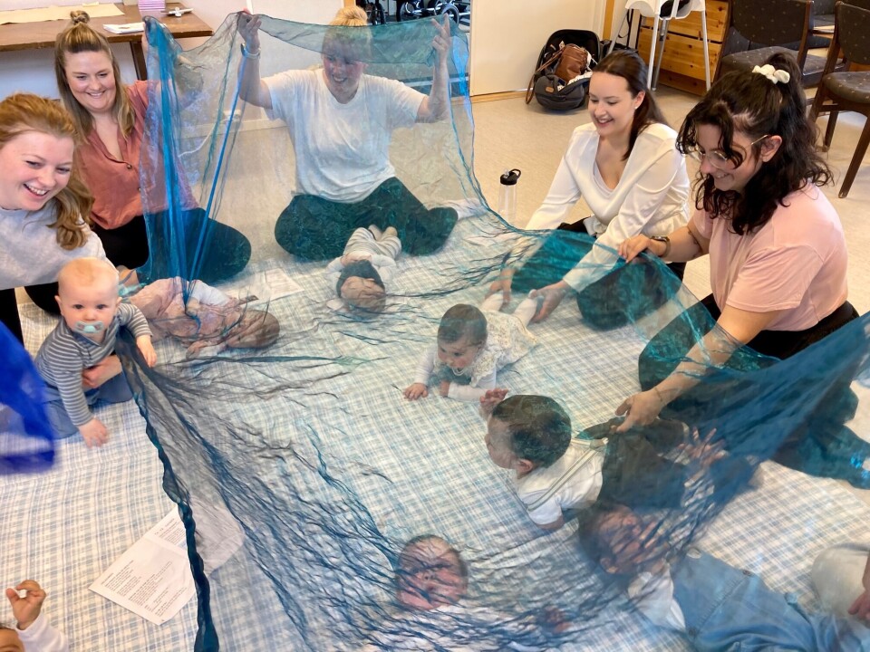 Babysang er like morsomt for mødrene som for babyene. Det er godt å være sammen og dele gleden over de små øyeblikkene i babytilværelsen. Babyer og mødre