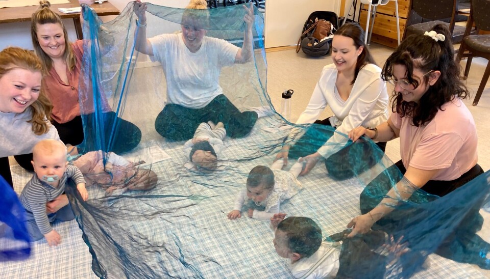 Babysang er like morsomt for mødrene som for babyene. Det er godt å være sammen og dele gleden over de små øyeblikkene i babytilværelsen. Babyer og mødre