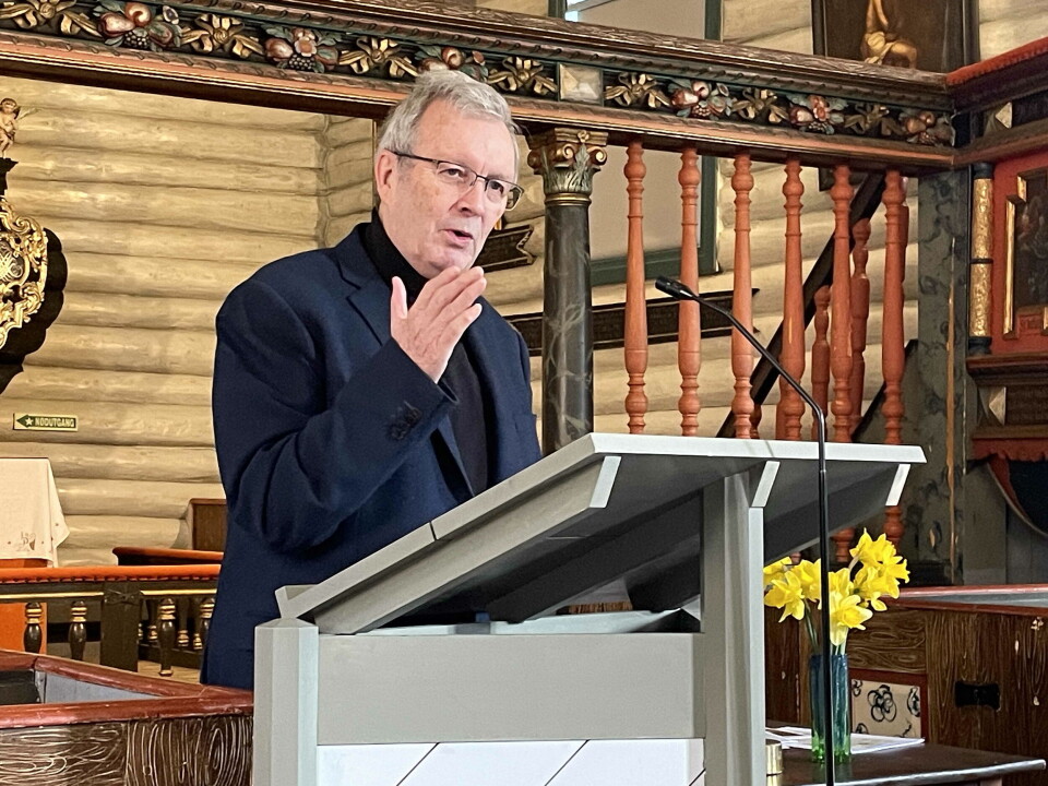 Bernt Bøe kåserte om ymse frå eldre tider. En mann som snakker til meningheten i ei kirke.