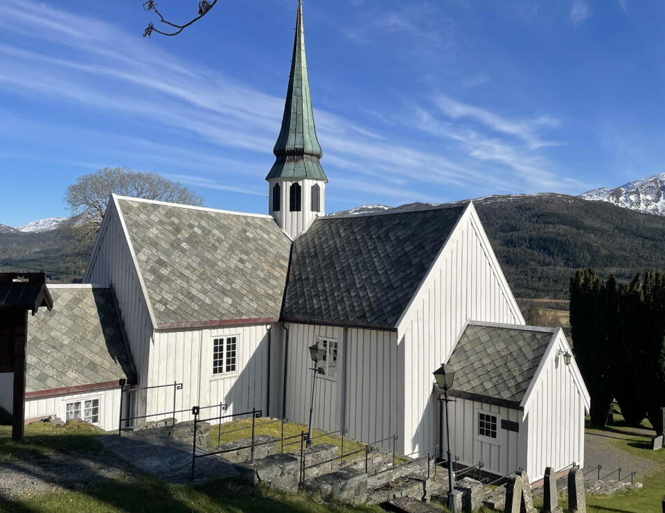 300-årsjubilanten Halsa kyrkje – bygd i 1724. Ei lita hvit trekirke.