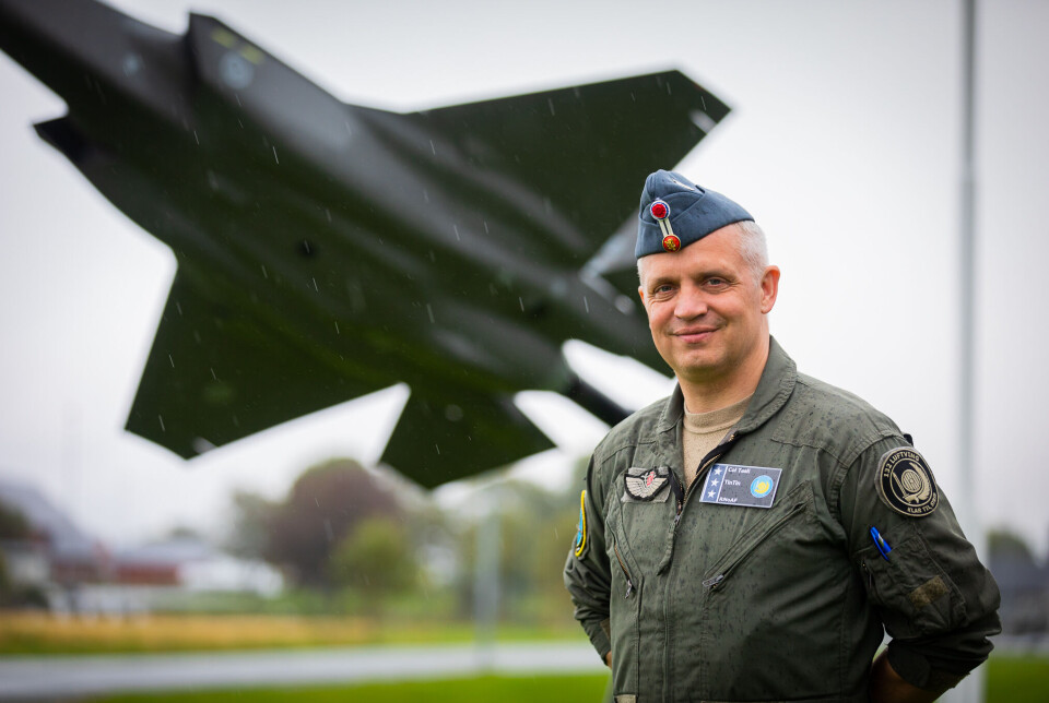 Sjef 132 luftving, oberst Martin 'Tintin' Tesli. En mann i uniform, som står foran et jagerfly som tar av fra rullebanen.