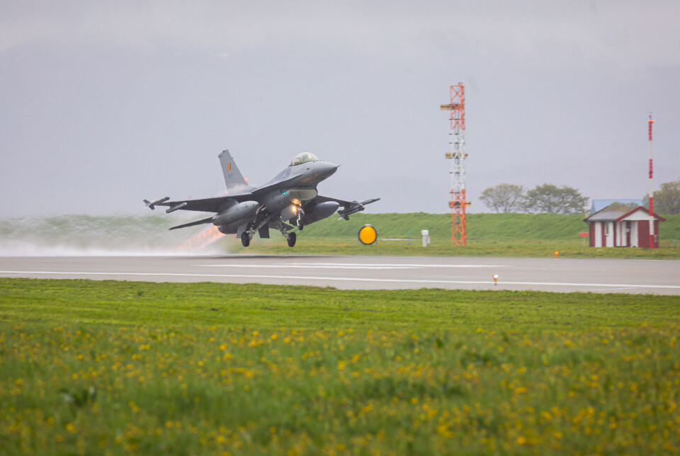 Belgisk F-16 tar av fra Ørland flystasjon under Arctic Challenge Exercise 2023. Et jagerfly som tar av fra en flyplass.