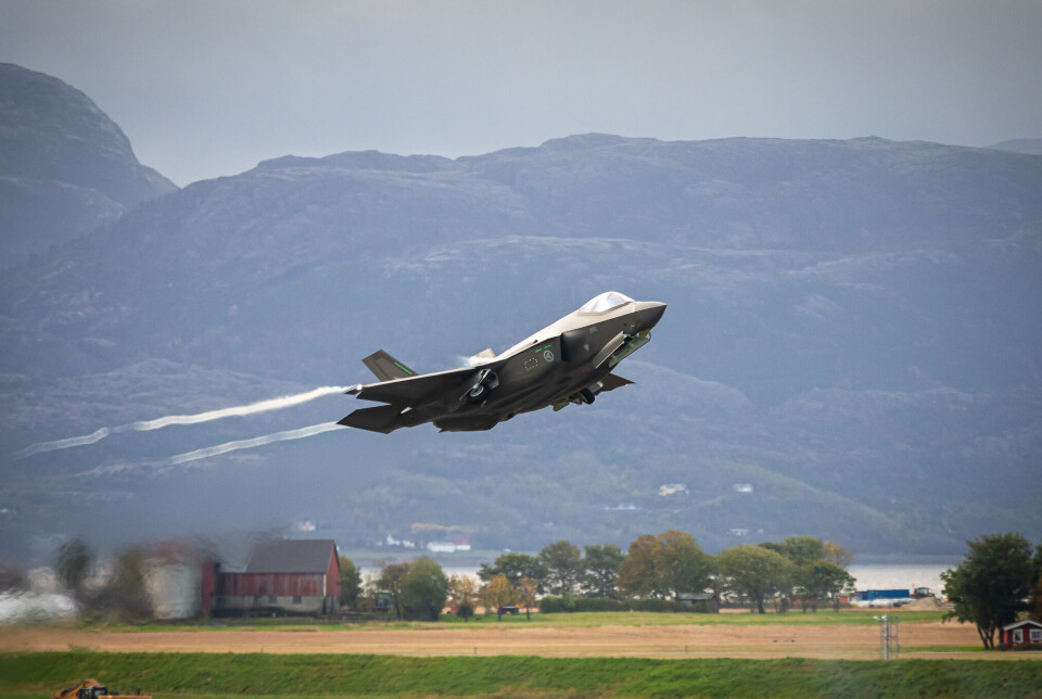 Norsk F-35 tar av fra taxebane Yankee på Ørland flystasjon. Et jagerfly som tar av fra en flyplass.