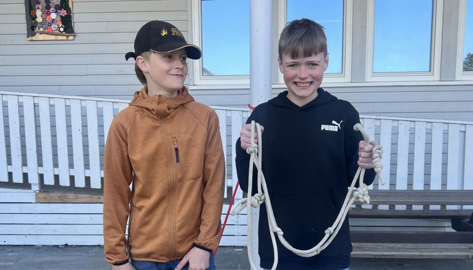 Lars Ailo og Alvin fant fram hoppetauet da de skulle ut til friminutt. to gutter holder hoppetau