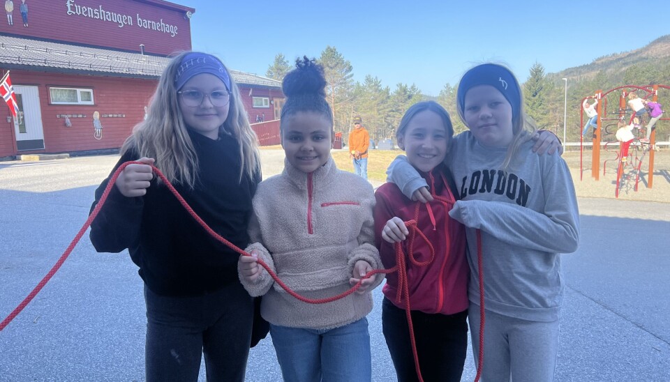 Jentene i femteklasse, Selma, Ann Gladys, Natascha og Mali, var ivrige med å hoppe for å registrer minutter for klassen sin. fire jenter holder hoppetau