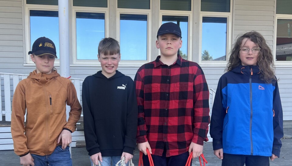 Guttene i sjetteklasse, Lars Ailo, Alvin, Lars Arne og Ådne, fikk inn noen minutter med hopping i friminuttet. fire gutter med hoppetau i handa