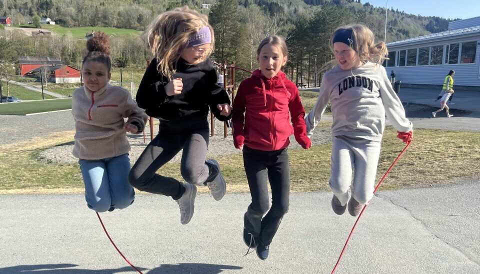 fire jenter hopper med hoppetau