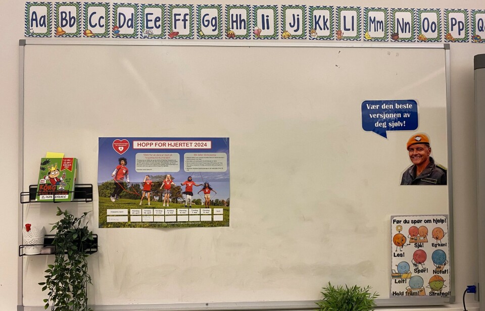Oppe på tavla registrerer elevene hvor mye de hopper hver dag. Med noen motiverende ord fra Dag Otto er elevene klare for å ta fatt på hoppinga! skoletavle med plakater hengt opp