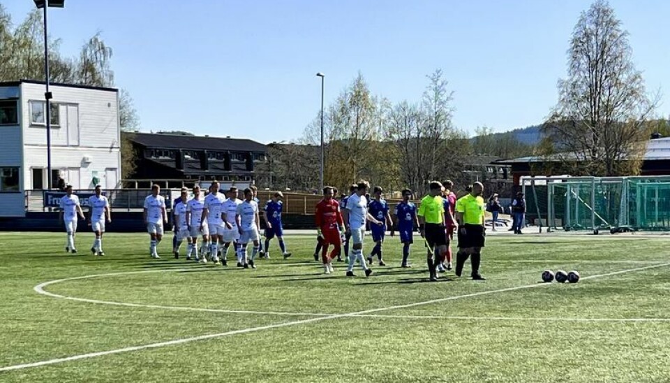 Surnadal IL entrer TOBB arena i helhvitt. fotballlag går ut på bane
