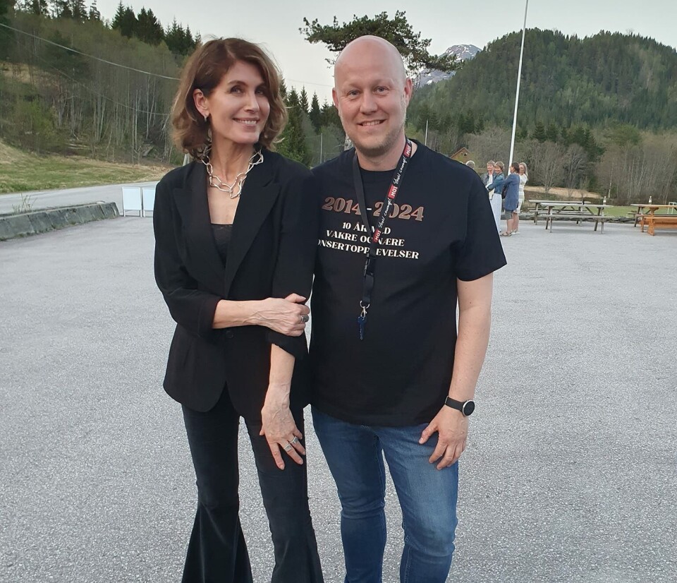 Kari Bremnes og ildsjel og arrangør Edvin Nessæther Ei dame og en mann oppstilt for fotografering.
