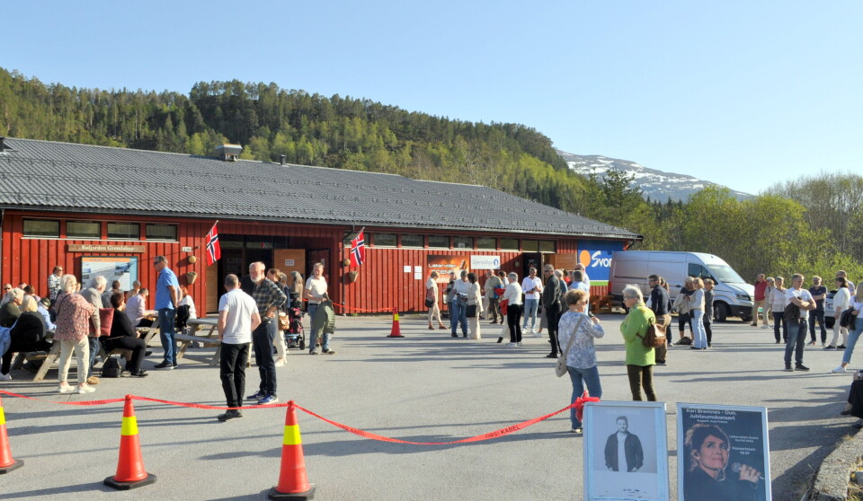 Folksomt allereie ein time før konsert. Mange mennesker foran et forsamlingshus.