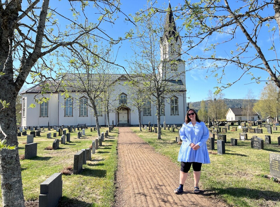 Kirkeverge Marte Nervik Nergård håper at litt flere enn i fjor har noen timer å avse til dugnadsarbeid på kirkegårdene gjennom sommeren, Ei dame som står foran ei kirke.