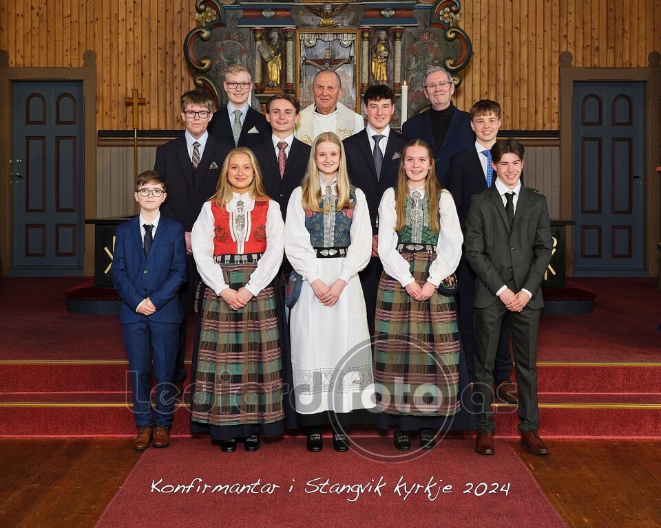 Konfirmantane med prest Torbjørn Brøske og konfirmantlærar Bernt G. Bøe. Ti konfirmantar, ein prest og ein mann kledd i dress, oppstilte for fotografering framme i koret i kyrkja.
