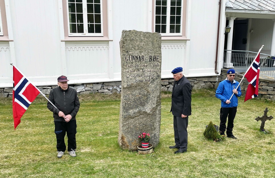Olav Jostein Holten, flankert av Nils Vassli (t.v.) og Per O. Moen, leia minnestunda ved Åsskard kyrkje. Tre eldre menn som legger ned krans ved en minnestein ved ei kirke.