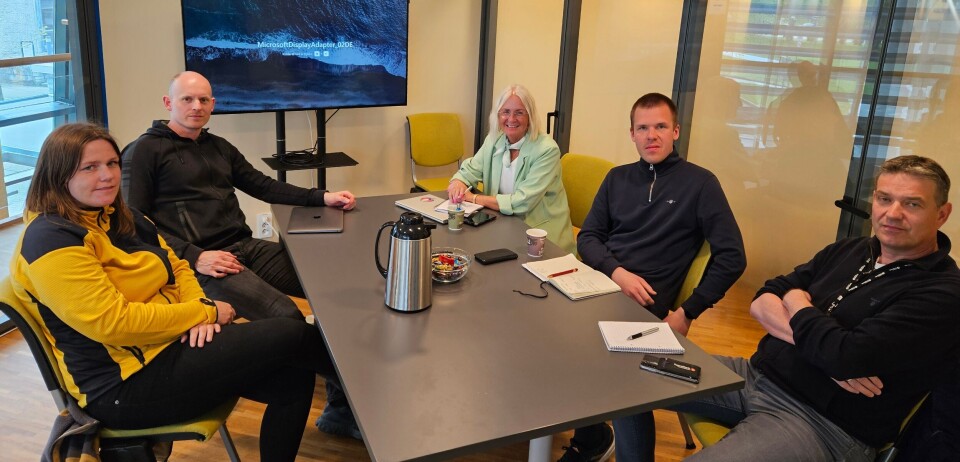 Arrangementskomiteen legg siste hand i planlegginga av Bankmila 2024. F.v. Ingrid Honnstad, Espen Kalkvik, Liv Dalsegg, Juras Chachlauskas og Arne Berset. Fem personer rundt et bord.