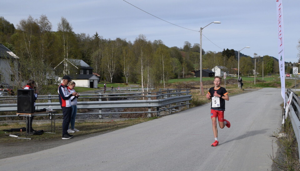 Sebastian Børset var først i mål. En løper som passerer målstreken.