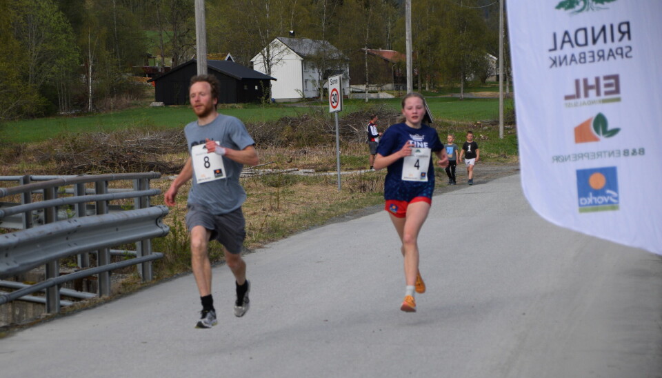 En mann og ei ung jente som løper mot mål.