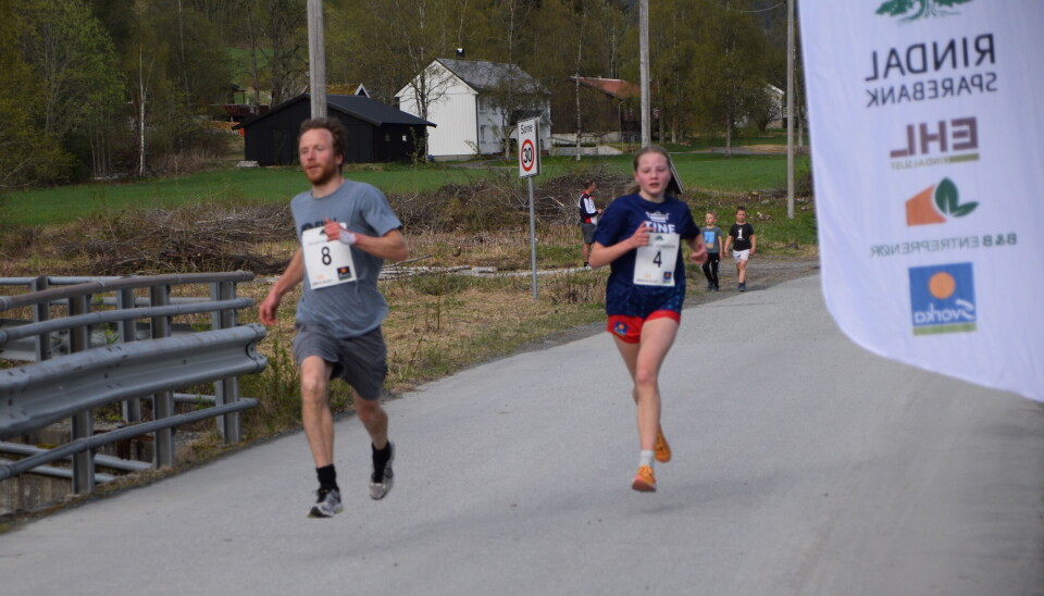 Vegard Eliassen og Anna Børset kom i mål samtidig. En mann og ei ung jente som løper mot mål.