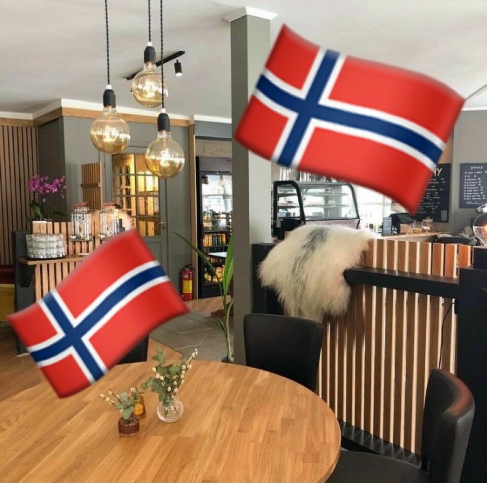 Bilde fra kafeen 3 Venner, og norske flagg.