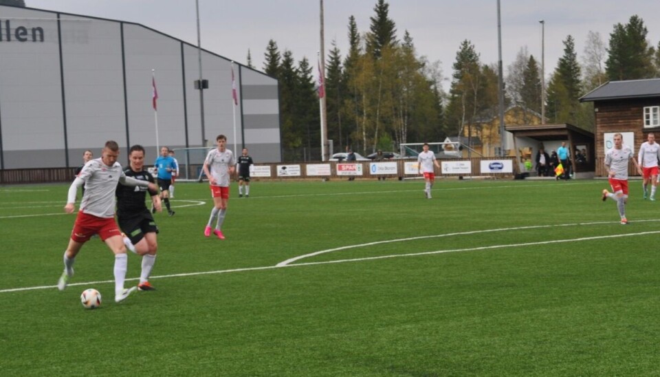 Roy Bolme fyrar av. spillere på fotballbane