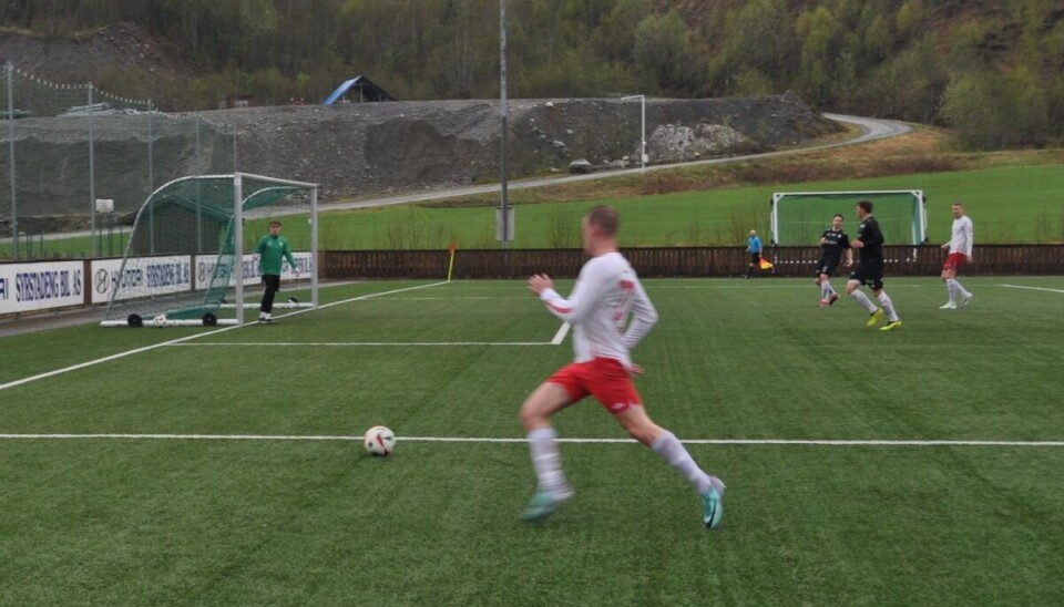 Steinar Gjeldnes ned mot linja. mann springer etter ball på fotballbane