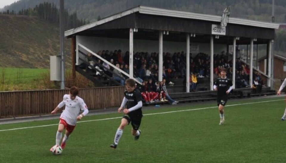 Magnar Reiten suser forbi sin oppassar. Spillere på fotballbane