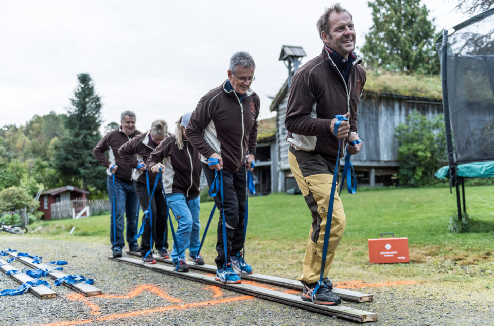 Det kreves koordinasjon og fellesskap. Teambuilding. 5 personer på samme ski,