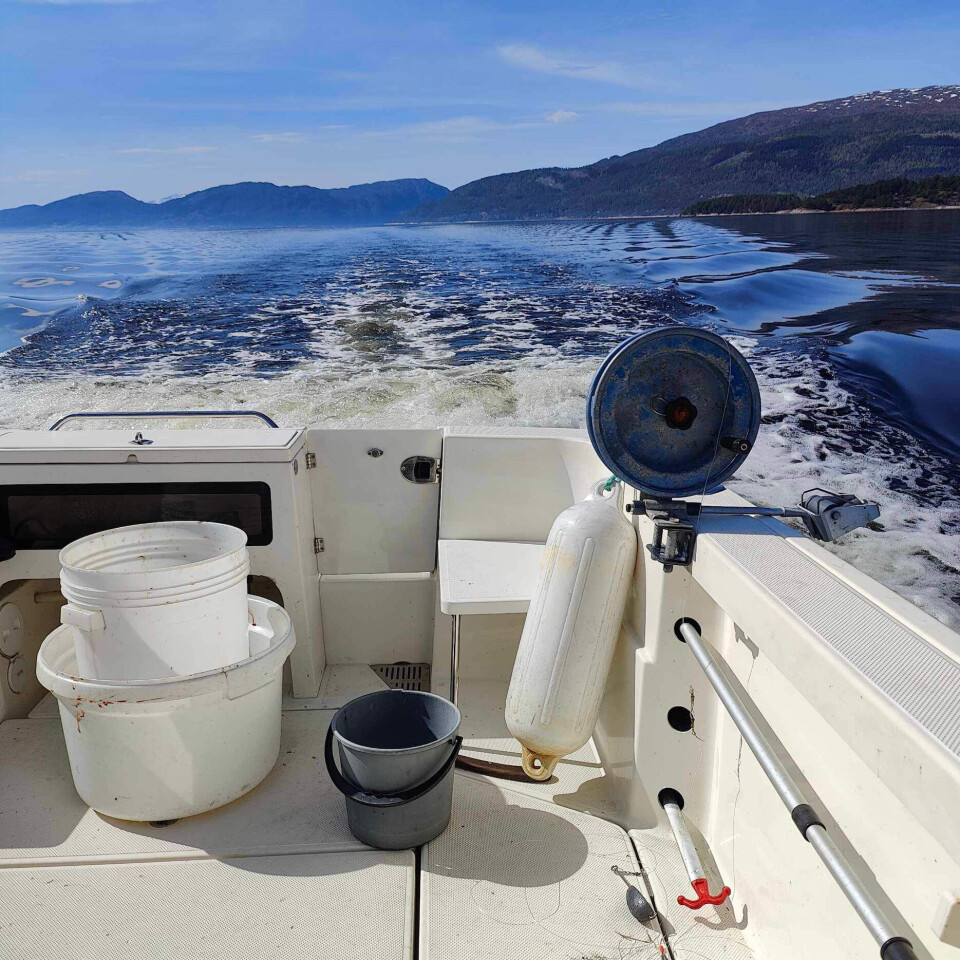 bak på en båt på sjøen