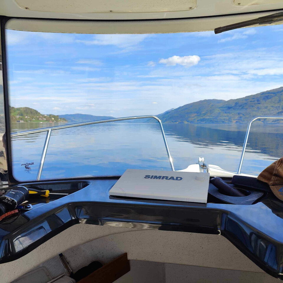Fisketur i nydelig vær i Surnadalsfjorden. foran på båt i sjøen