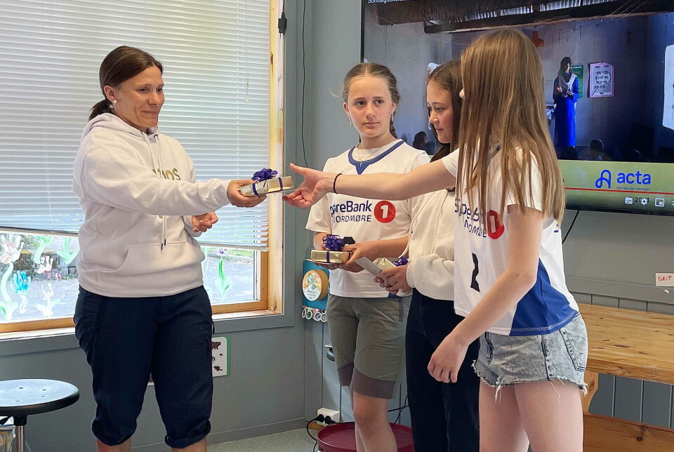 Bodil delte ut takkegåve til avtroppande Amigos-jenter: Ingrid, Mathilde og Vår. Ei dame som