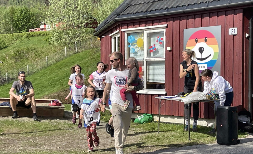 Også vaksne støtta saka – her Sindre Sættem med sine håpefulle. I sekretariatet ser vi Bodil Kvam Aasbø t.h. og Gunnhild Vetleseter Bøe. En mann og flere barn som løper.