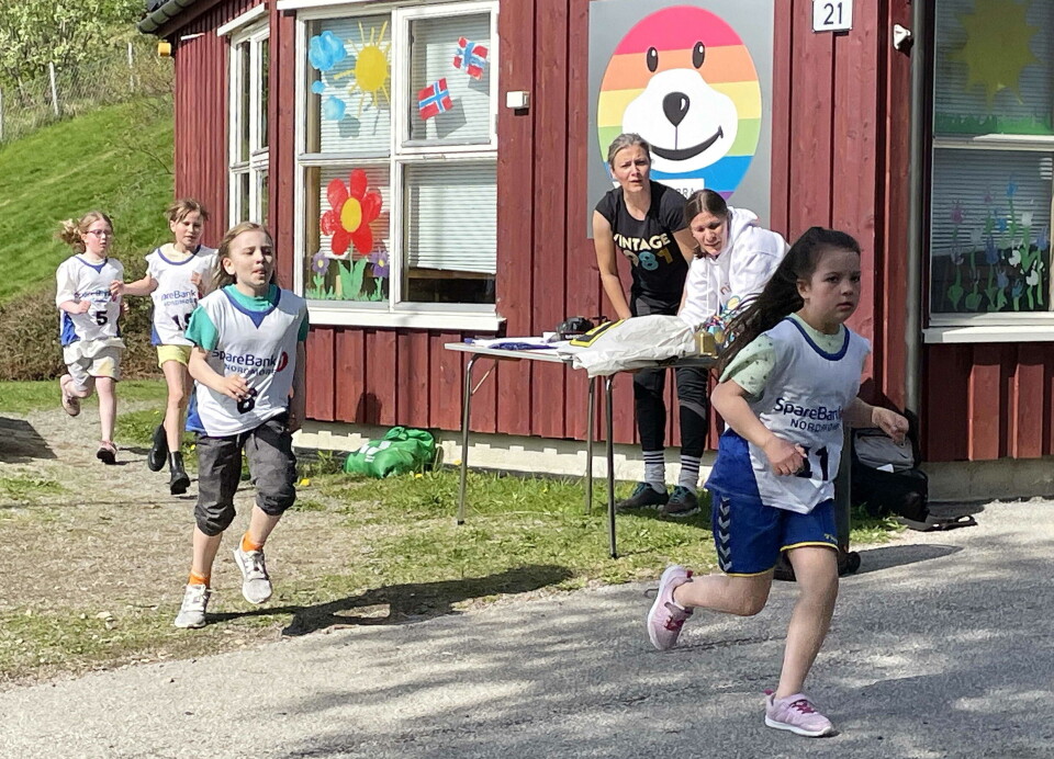 Stor innsats – det vart sprunge bortimot 300 rundar i alt. Flere barn som løper med startnummer på brystet.